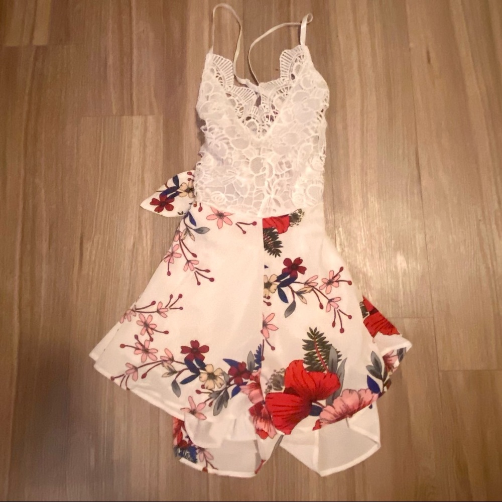 FLORAL LACE BACKLESS ROMPER - Picture 3 of 8